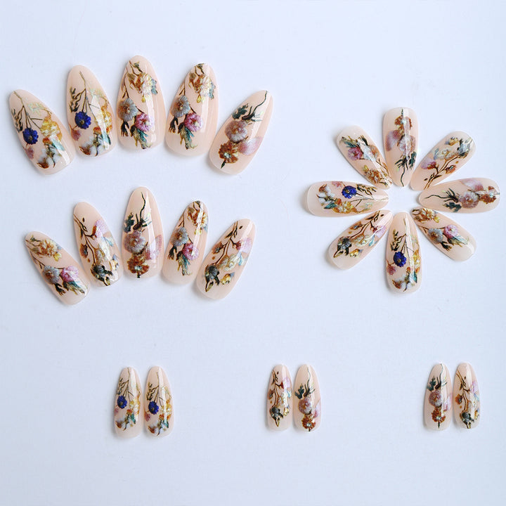 Kunstfingernägel mit Floralen Motiven und Goldakzenten Karnz