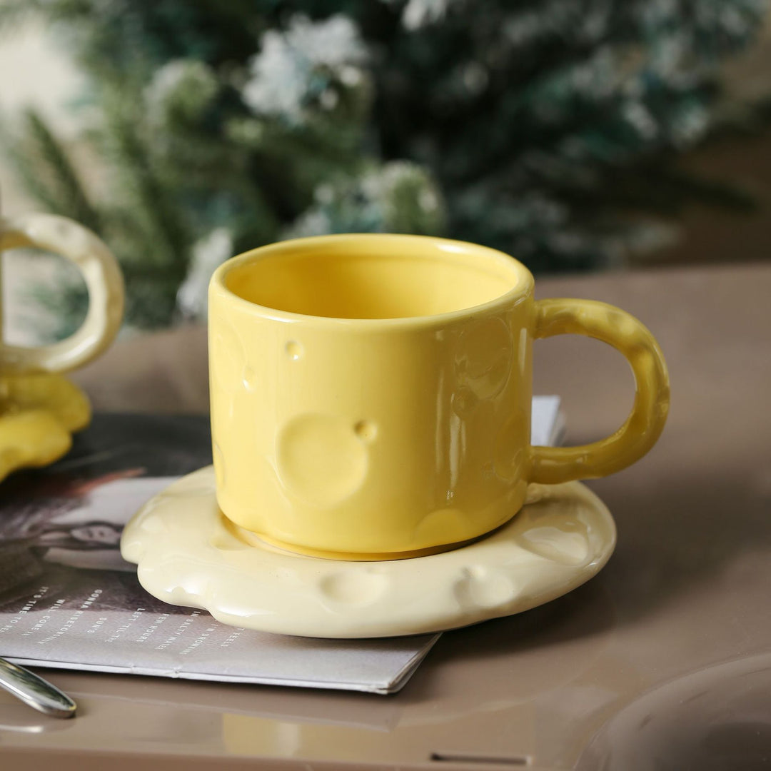 Skulpturales Keramikbecher-Set mit fließender Glasur und strukturierter Untertasse
