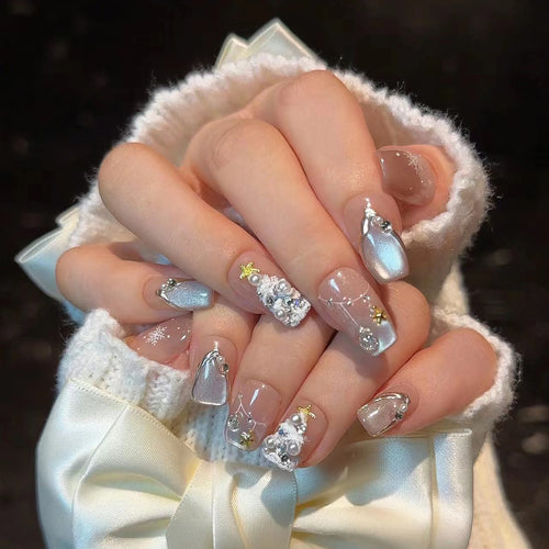Elegantes Press-On Nagelkunstset mit dekorativen Schmuckakzenten Karnz
