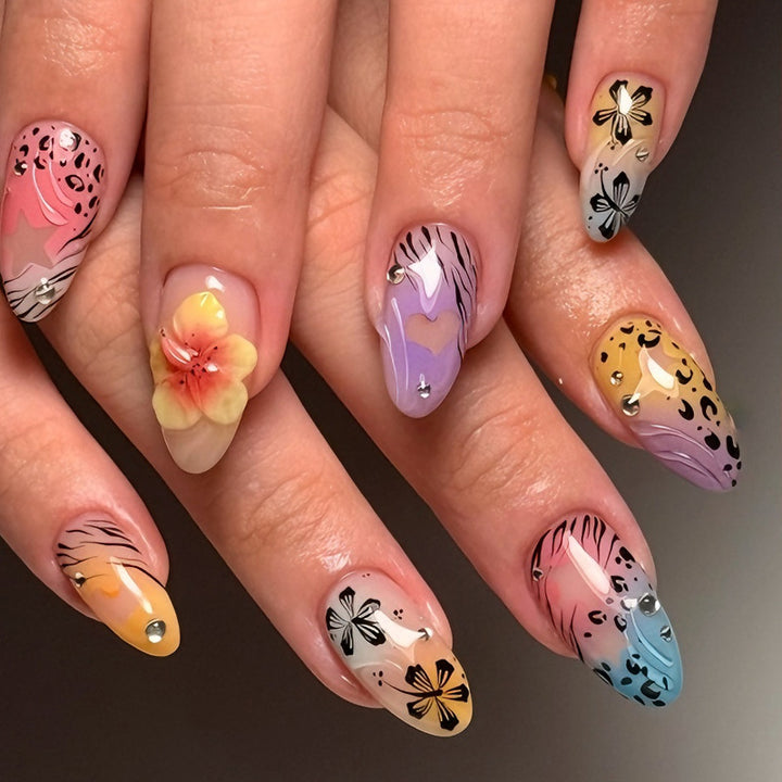 Kunstnagelset mit bunten Blumen- und Leo-Designs Karnz