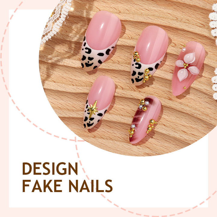 Kunstnagelset mit glamourösen Akzenten und floralen Verzierungen Karnz