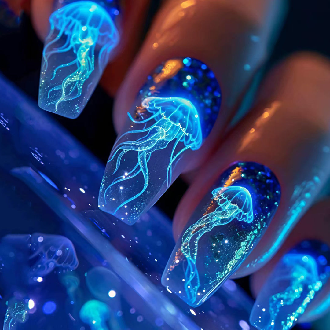 Glitzernde Kunstnägel mit Leuchtenden Qualle-Motiv Karnz