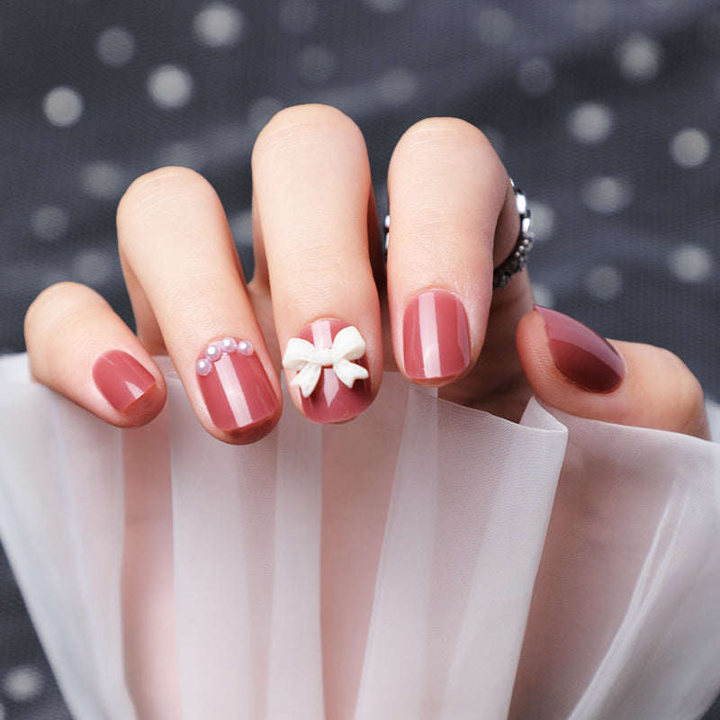 Dekoratives Press-On Nagelkunst-Set mit Schleifen- und Perlenakzenten