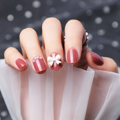 Dekoratives Press-On Nagelkunst-Set mit Schleifen- und Perlenakzenten