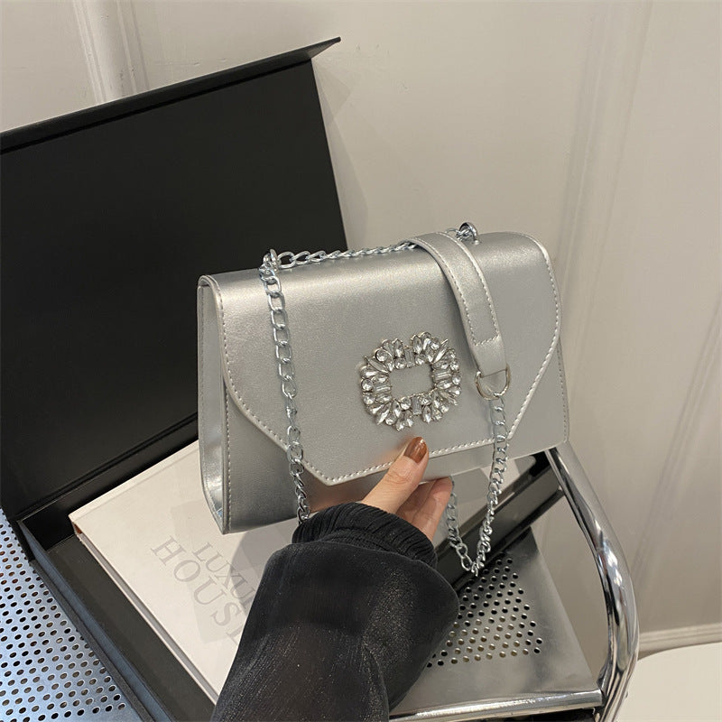 Elegante Handtasche mit Kettendetail für den Abend