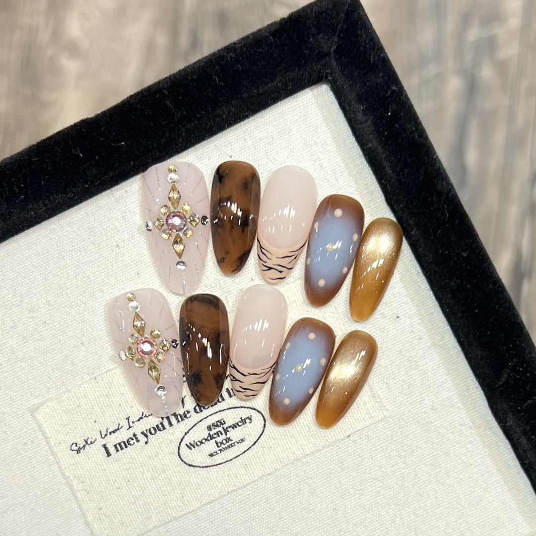 Künstlerisches Press-On-Nagelset mit Edelsteinakzenten