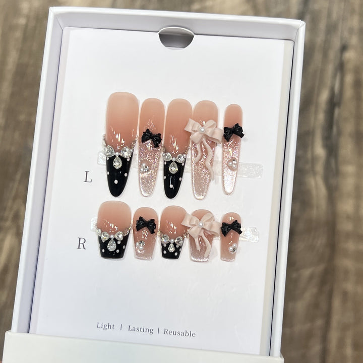 Glamouröse Stiletto Press-On Nagelset mit dekorativer Schleife und Edelsteinakzenten Karnz