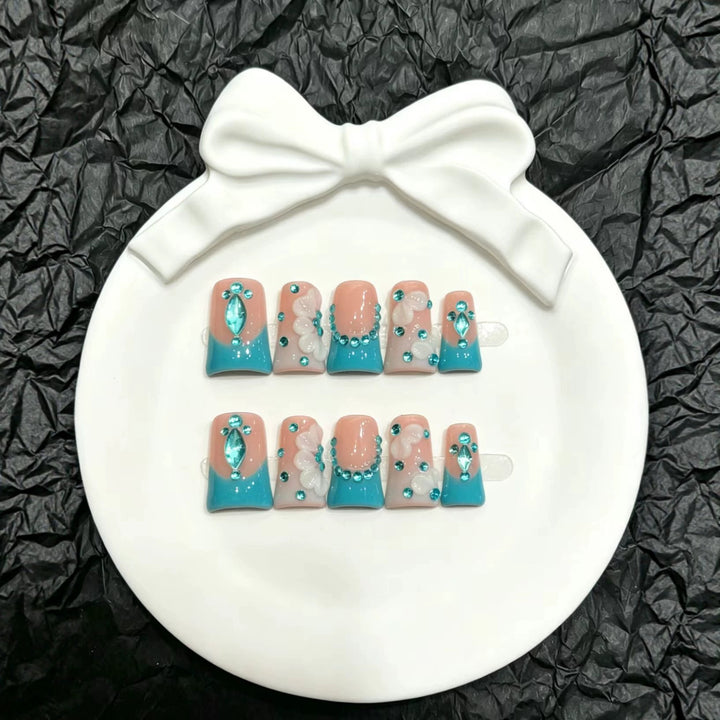 Dekoratives Press-On Nagelkunst Set mit floralen und Juwelenakzenten  1791774497