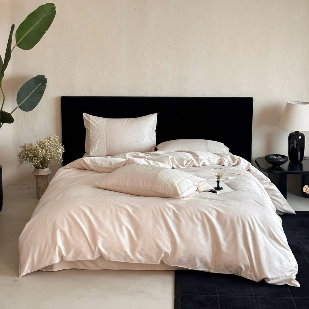 Satin-Bettgarnitur mit dezentem Blumenjacquard, Wendeoptik und eleganter Kedernaht