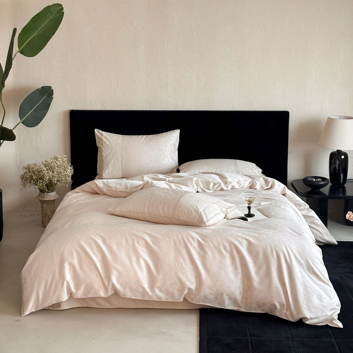 Satin-Bettgarnitur mit dezentem Blumenjacquard, Wendeoptik und eleganter Kedernaht