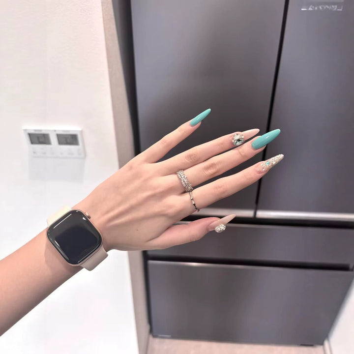 Stiletto-Nagelkunst-Tipps mit Kristallakzenten