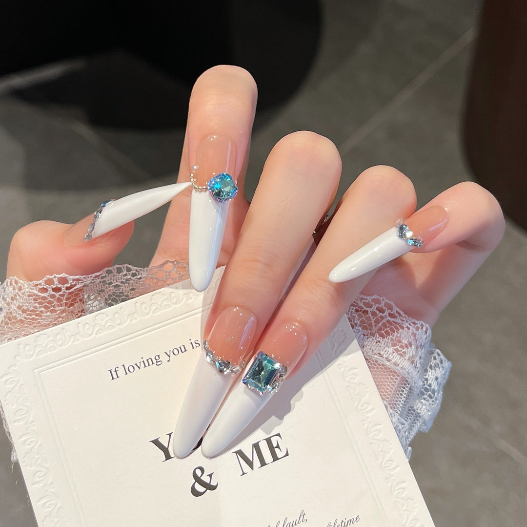 Elegante mit Edelsteinen verzierte Press-On Nagelerweiterungen Karnz