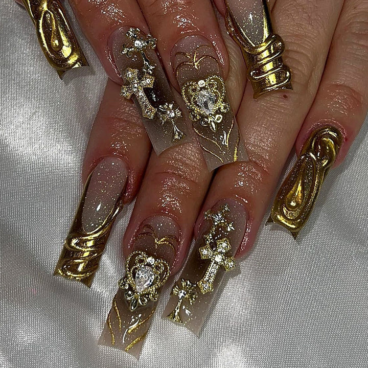 Dekorativer Press-On-Nagelset mit goldenen Akzenten Karnz
