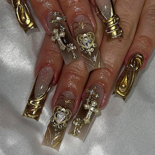 Dekorativer Press-On-Nagelset mit goldenen Akzenten Karnz