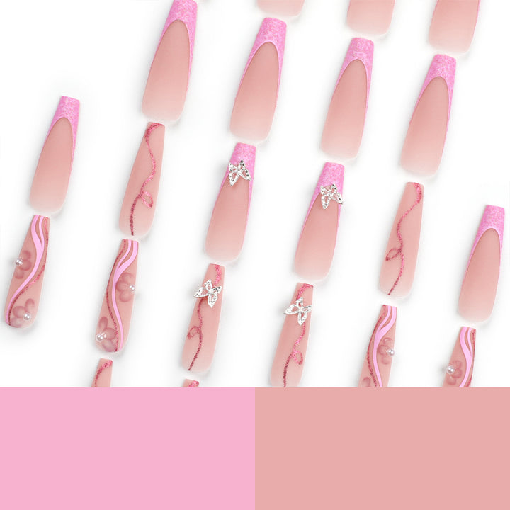 Exquisite Fingernägel mit Glitzer und Schmuckelementen Karnz