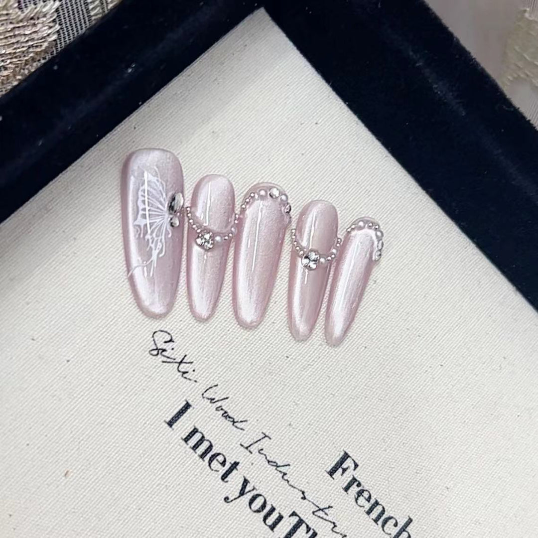 Künstlerisches Press-On Nagelset mit dekorativem Schmetterlingsdesign Karnz