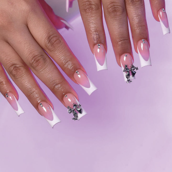 Elegantly gestaltete French Tip Acryl-Nagelkunst Karnz