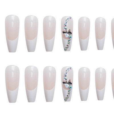 Glamouröse Lange Stiletto Press-On Nagelset mit dekorativen Kristallakzenten