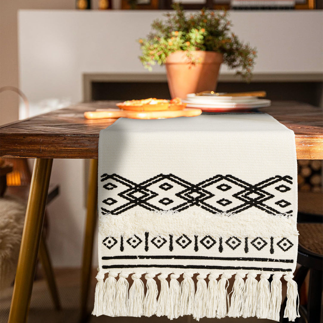 Boho-Tischläufer aus Baumwollmix mit gewebtem Ethno-Jacquard und dekorativen Fransen Karnz
