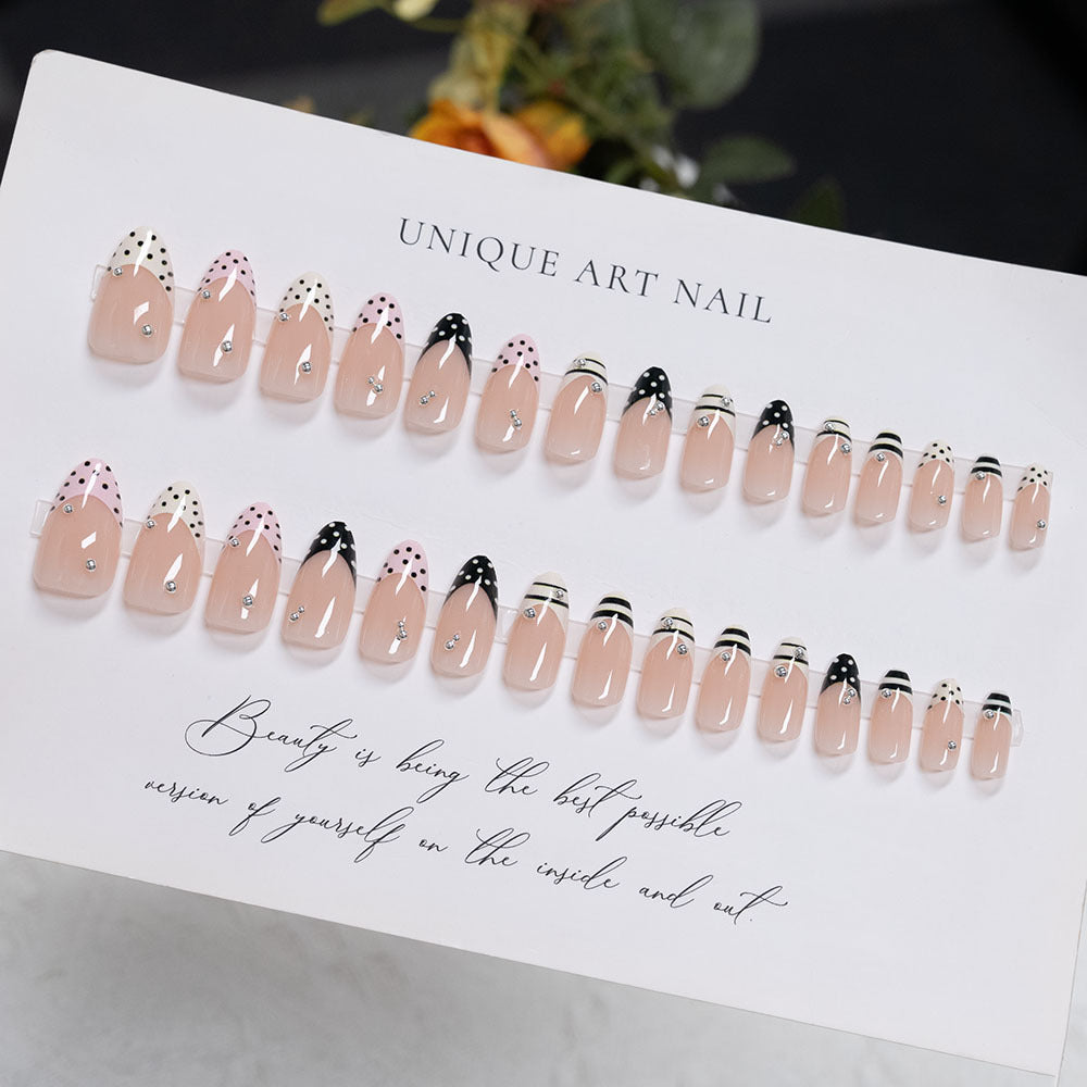 Dekoratives Press-On-Nagelset mit einzigartigem Kunstdesign