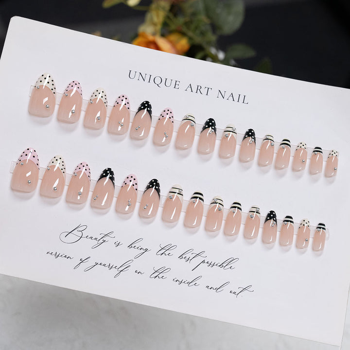 Dekoratives Press-On-Nagelset mit einzigartigem Kunstdesign