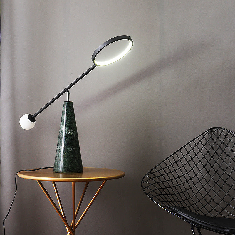 Moderne verstellbare Schreibtischlampe mit geometrischem Sockel