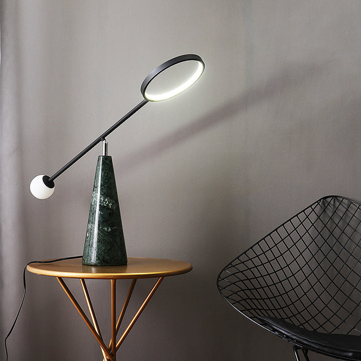 Moderne verstellbare Schreibtischlampe mit geometrischem Sockel