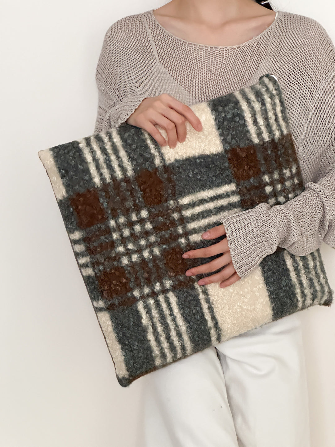 Oversize Sherpa-Clutch mit floraler Bouclé-Optik
