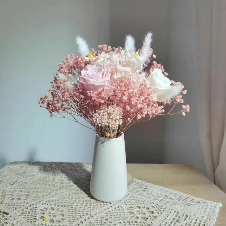 Trockenblumenarrangement in eleganter Vase