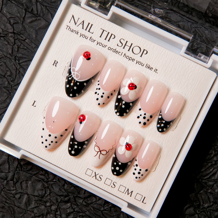 Künstlerische und dekorative Press-On-Nageltips