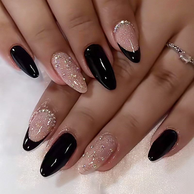 Kreatives Kunstnagelset mit verschiedenen aufregenden Designs Karnz