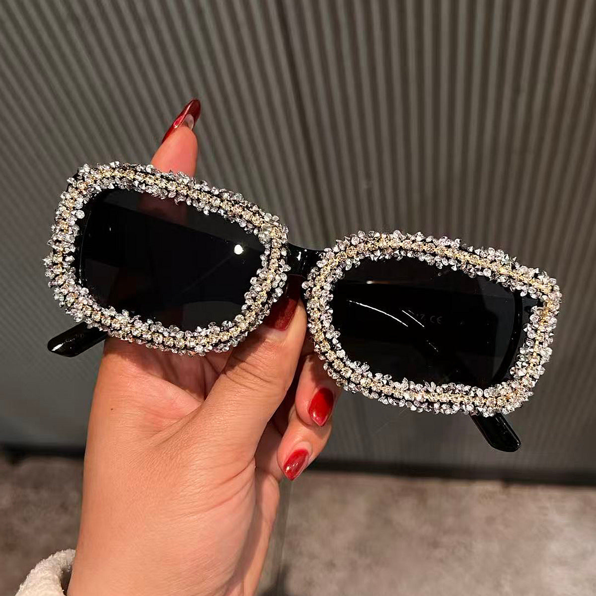 Damen Sonnenbrille mit luxuriösem Kristallrahmen Karnz
