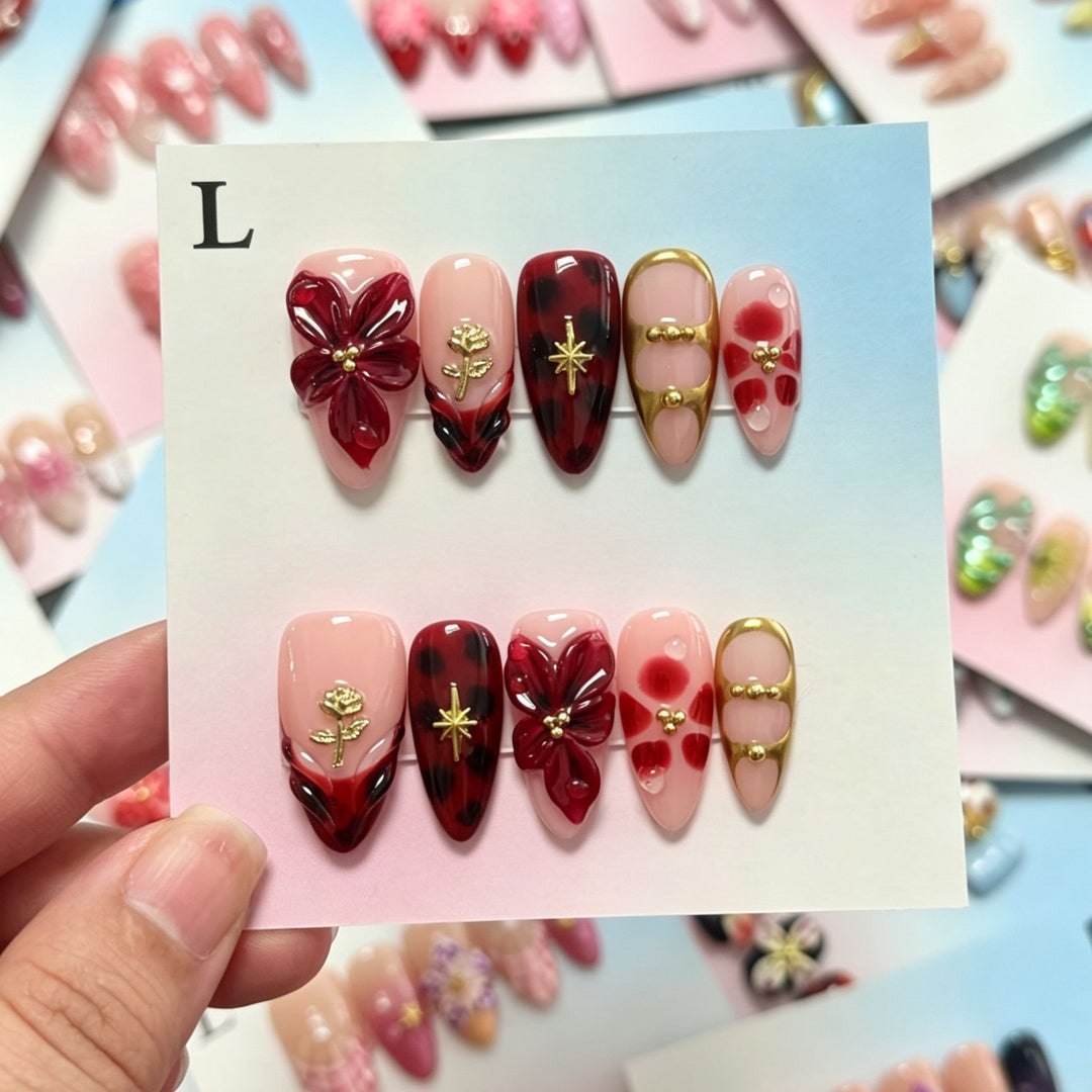 Floral-Accent Press-On Nagelkunstset mit dekorativen Elementen