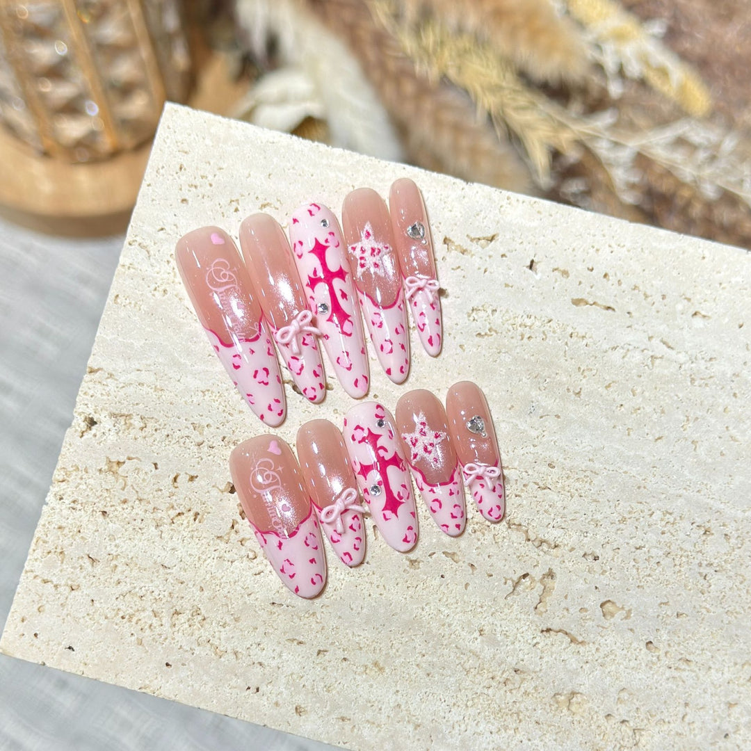 Künstlerisches Stiletto Press-On Nail Set mit Herz- und Schleifen-Design Karnz