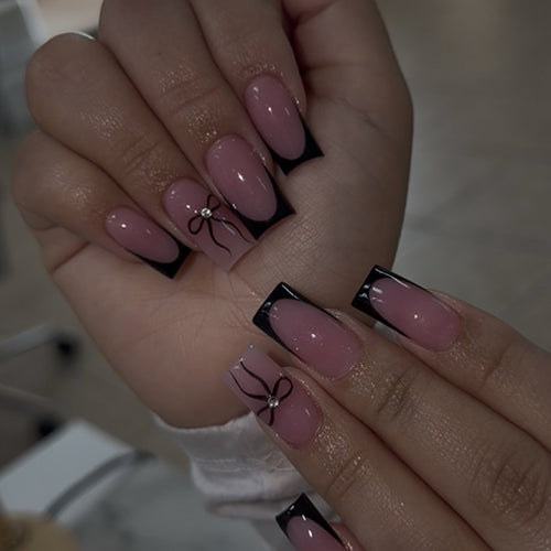 Elegante Nagelverlängerungen mit einzigartigem Blumendesign Karnz