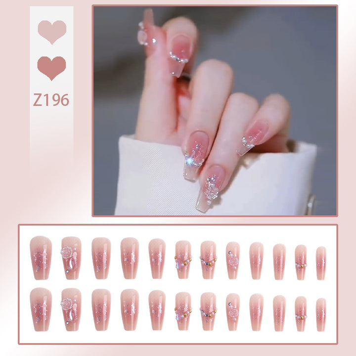Kunstnagelset mit eleganten Glitzerverzierungen und schimmernden Akzenten Karnz