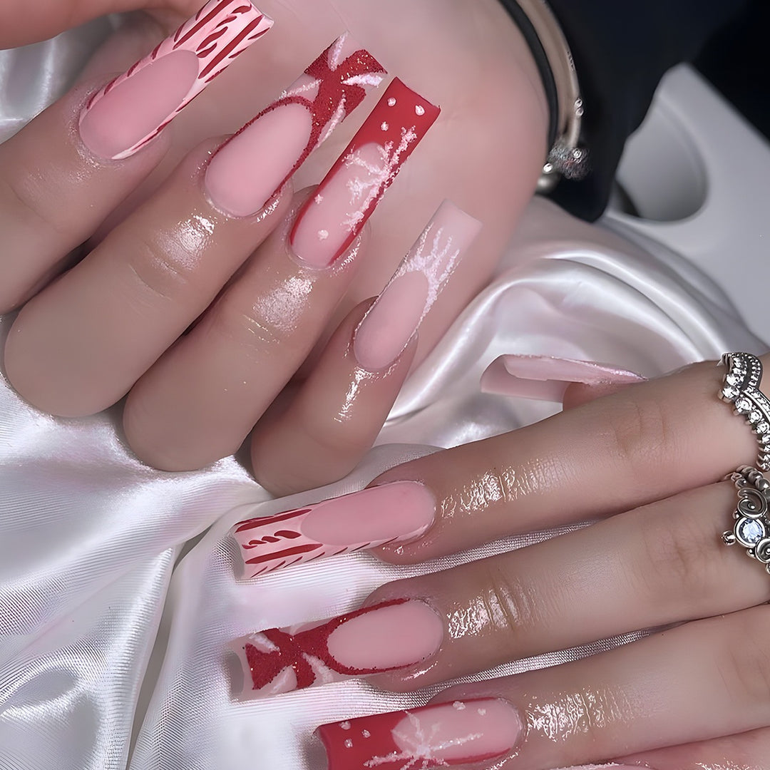 Kunstnagelset mit festlichem Winterthema Karnz