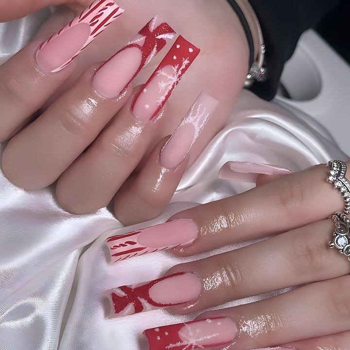 Kunstnagelset mit festlichem Winterthema Karnz