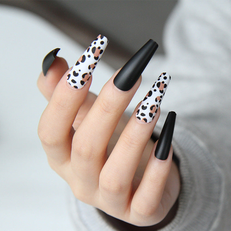 Kunstnagelset mit trendigem Leopardenmuster und elegantem mattem Finish Karnz
