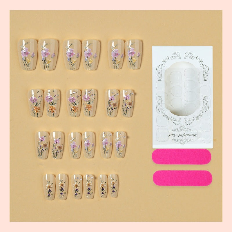 Kunstnagelset mit floralen Verzierungen und glamourösen Details Karnz