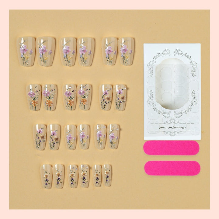 Kunstnagelset mit floralen Verzierungen und glamourösen Details Karnz