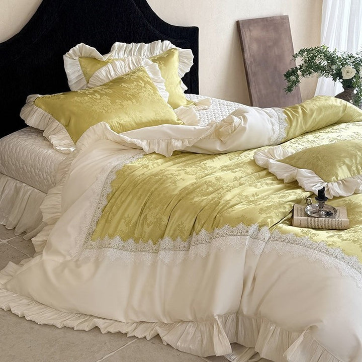 Elegante Schlafzimmergarnitur: Jacquard‑Satin‑Tagesdecke mit Ziervolant und Spitzenblende
