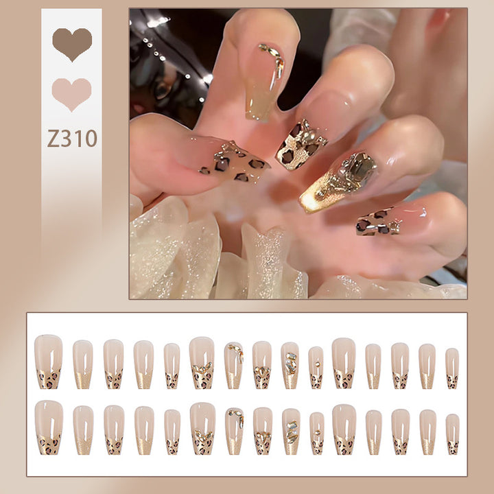 Kunstnagelset mit glamourösen 3D-Verzierungen Karnz