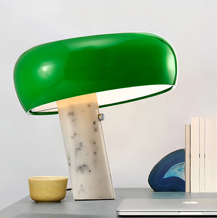 Moderne Tischlampe mit geometrischem Design