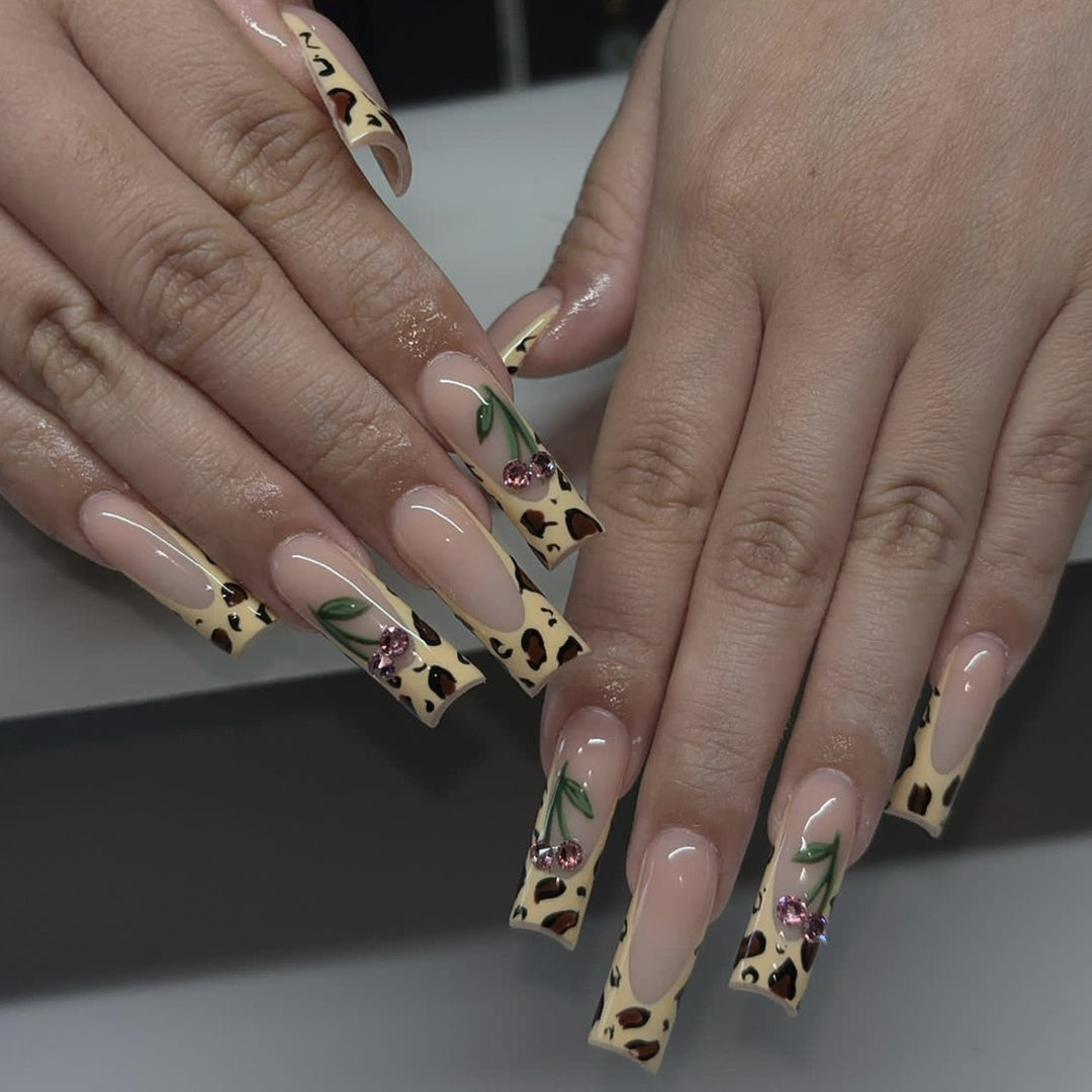 Dekorative Acryl-Nagelkunstverlängerungen Karnz