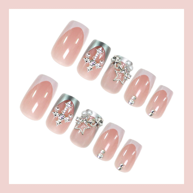 Kunstnagelset mit glamourösen 3D-Verzierungen und eleganten Akzenten Karnz