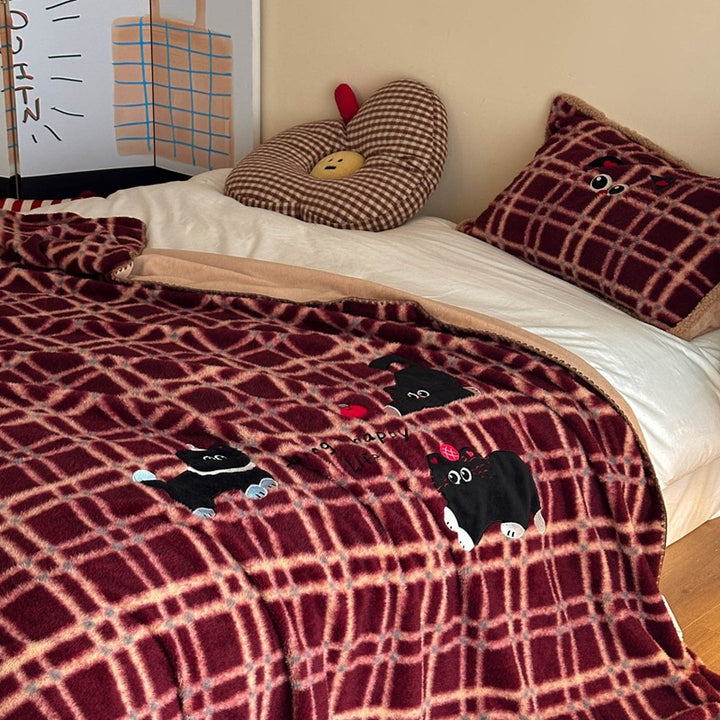 Flauschige Wohndecke mit gesticktem Katzenmotiv und Pompon-Applikation