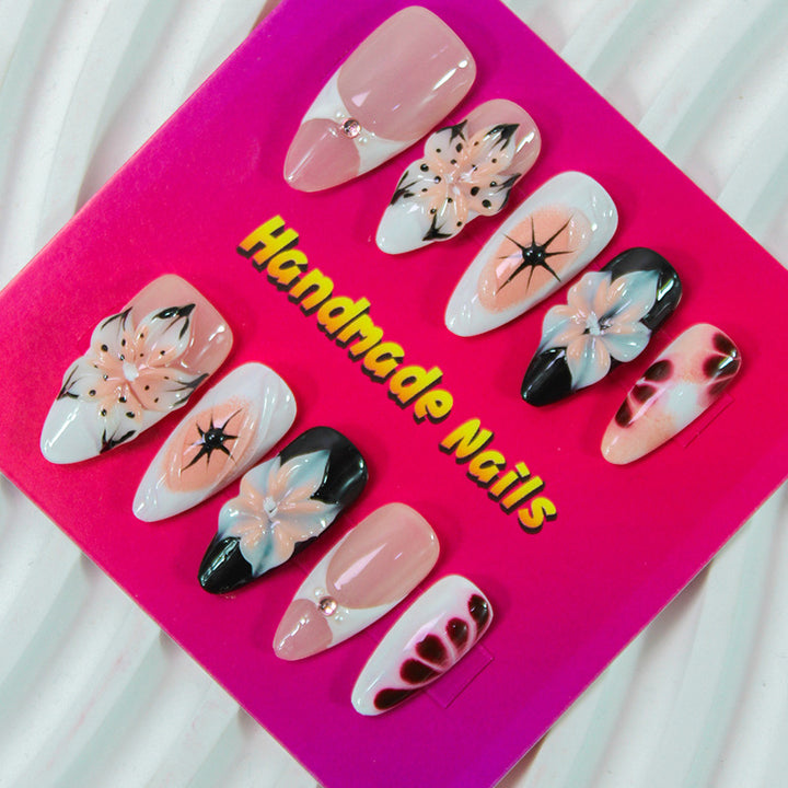 Nagelkunstset mit handgefertigten blumigen Designs Karnz