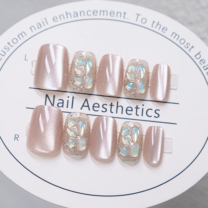 Dekorativer Press-On-Nagelset mit Blumen- und Glitzerakzenten