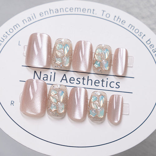 Dekorativer Press-On-Nagelset mit Blumen- und Glitzerakzenten